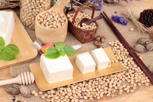 Tofu és a szójabab, a fa háttér. - Fotó, kép