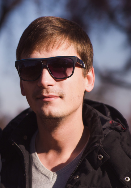 Stylish man with sunglasses posing in autumn park - Foto, Imagem