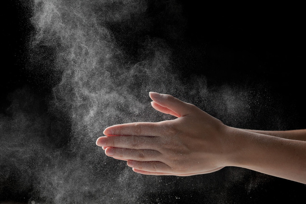 woman coating her hands in powder chalk magnesium - Foto, imagen