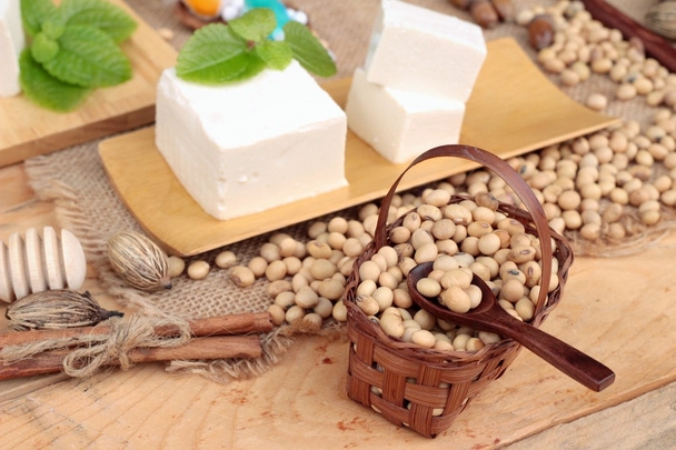 Tofu y soja sobre fondo de madera
. - Foto, Imagen