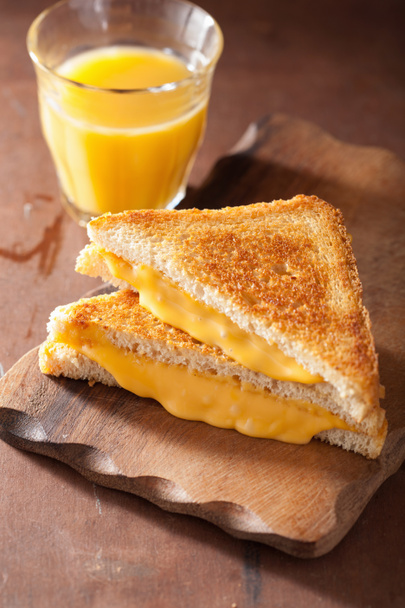 朝食の自家製グリルド チーズ サンドイッチ - 写真・画像
