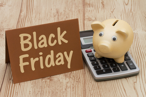 Black Friday, een gouden piggy bank, kaart en calculator op hout b - Foto, afbeelding