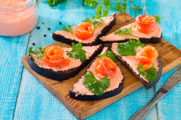 Sandwiches con pescado rojo (salmón) en un estilo rústico
 - Foto, imagen