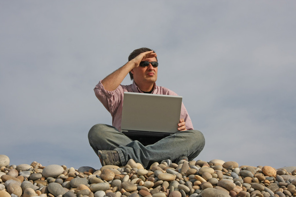 Man with laptop on beach - Фото, зображення