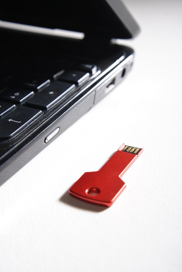 clé USB rouge sur le clavier noir
 - Photo, image