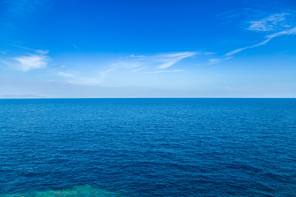 Голубые морские воды и ясный горизонт неба
 - Фото, изображение