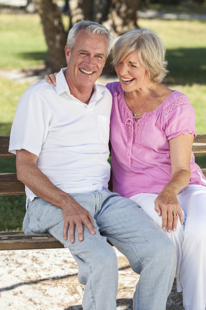 Щаслива старша пара сидить на лавці в сонячному
 - Фото, зображення