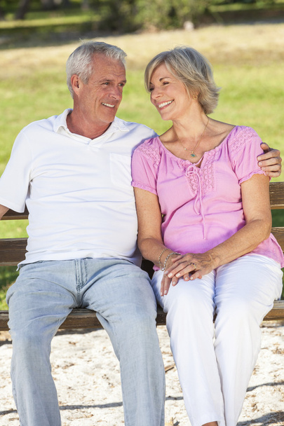 Щаслива старша пара сидить на лавці в сонячному
 - Фото, зображення