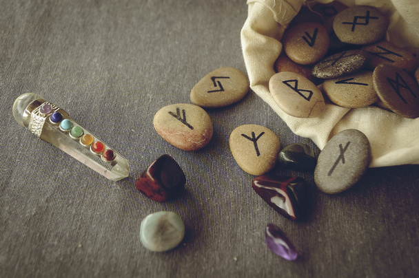 runas e cartas de tarô
 - Foto, Imagem