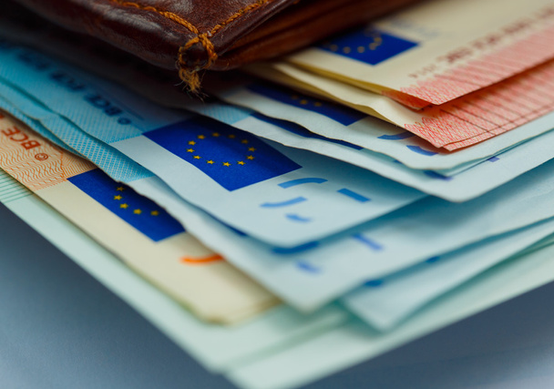 Bruin lederen portefeuille met geld euro - Foto, afbeelding