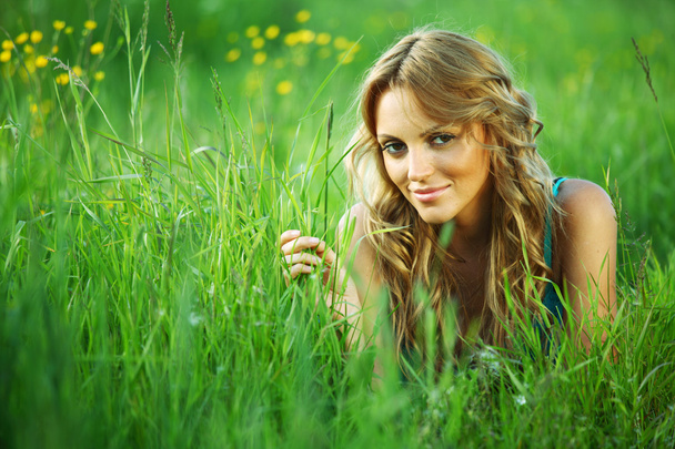 Блондинка на траве
 - Фото, изображение