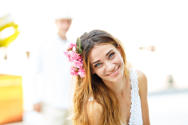 Krásná krásná žena s květina vlasové Doplňky - Fotografie, Obrázek