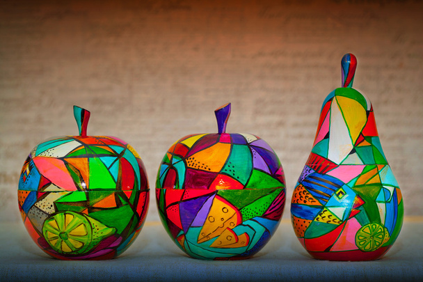 リンゴと梨赤と青の色の抽象的な背景。手作りアーティストによって装飾された装飾的な木製フルーツ - 写真・画像