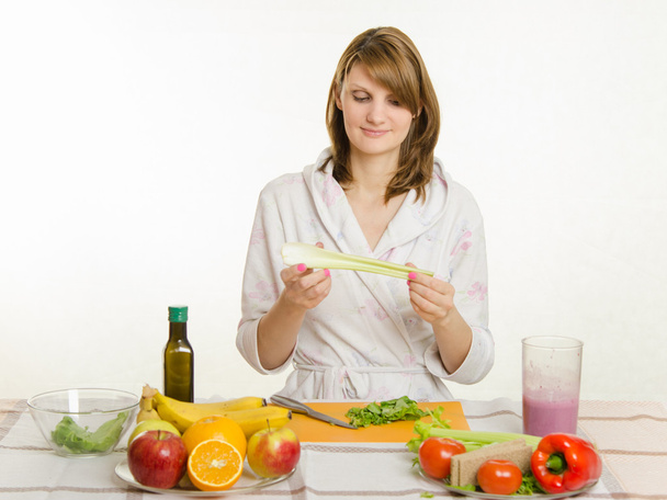 Feliz dona de casa segurando cozinhar salada de aipo
 - Foto, Imagem