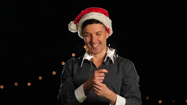 Happy New Year Kutlayan Man Holding Sparkles. Yavaş Çekim - Video, Çekim