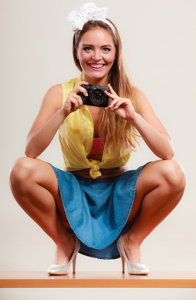 woman taking photo with camera. - Foto, afbeelding