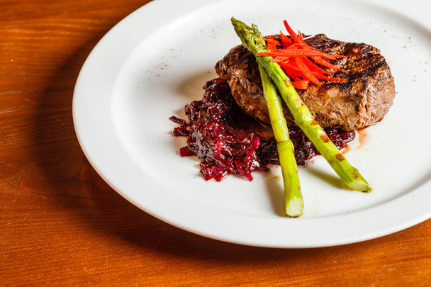 meat steak with red cabbage - 写真・画像
