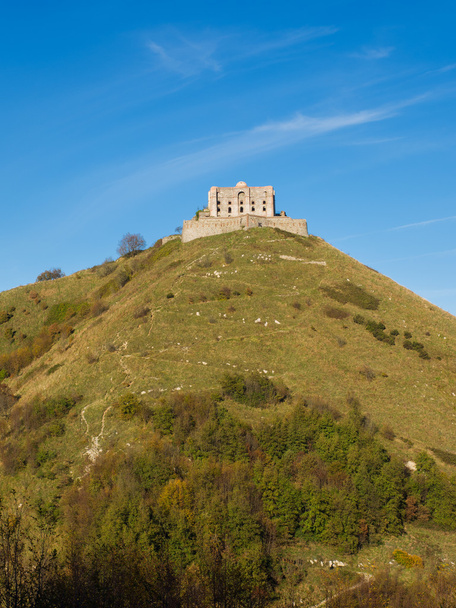 "Forte Diamante "régi elhagyott fortess a domb tetején - Fotó, kép