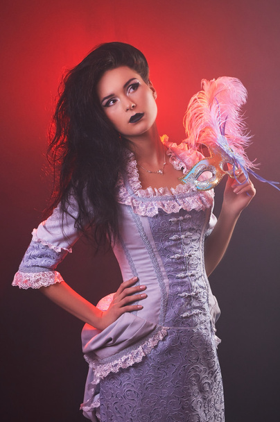Hermosa mujer vampiro de Halloween aristócrata con máscara veneciana
 - Foto, imagen