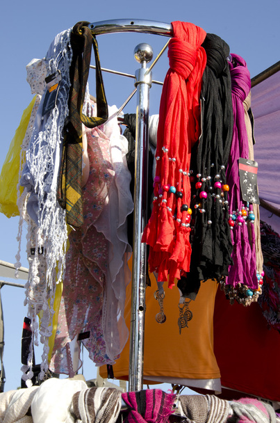 スカーフ マントとカラフルなスカーフを販売する市場 - 写真・画像