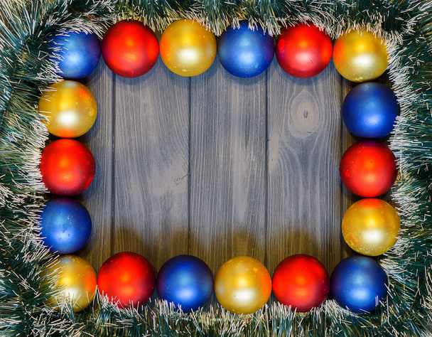 Новорічна тема: різдвяні прикраси та кульки на сірому ретро стилізованому дерев'яному фоні
 - Фото, зображення