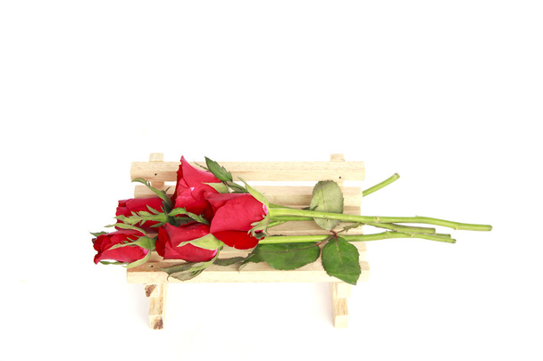 Фото красные розы в вазе изолированы на белом фоне
 - Фото, изображение
