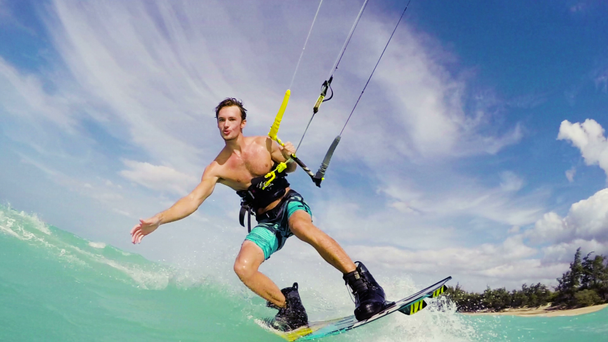 A fiatalember az óceán Kitesurfing. Nyár extrém sportok. - Felvétel, videó