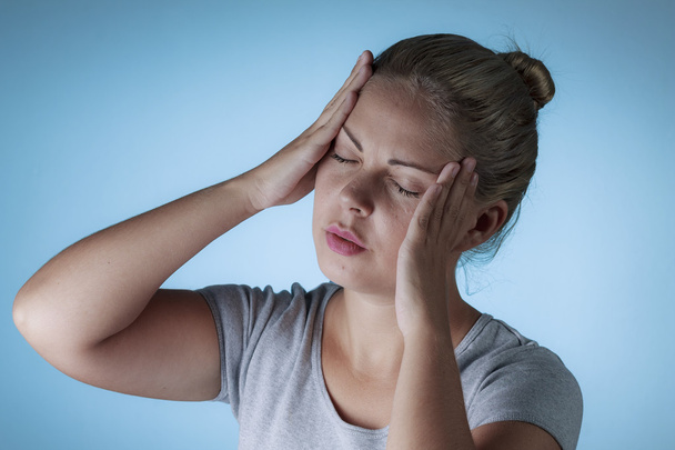 Çünkü başını tutan üzgün kadın baş ağrısı - Fotoğraf, Görsel