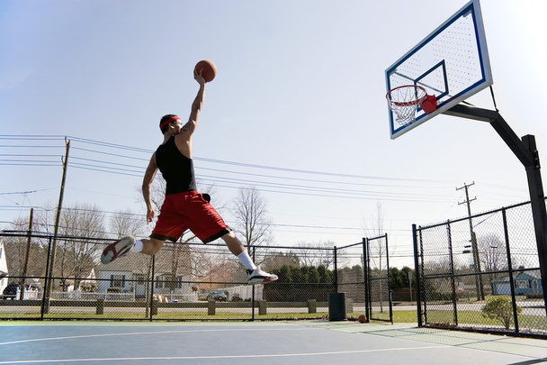 Чоловік занурюється в баскетбол
 - Фото, зображення