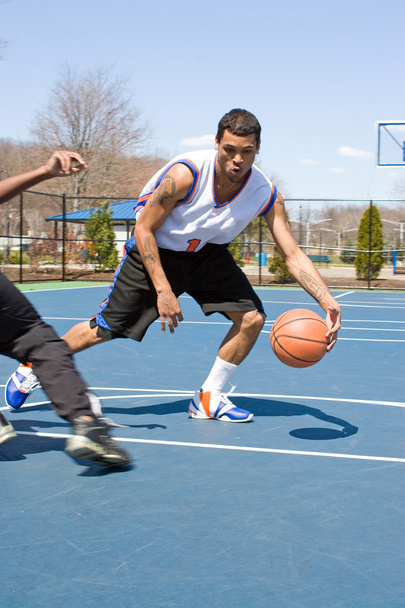 Erkekler basketbol biri üzerinde oynama - Fotoğraf, Görsel