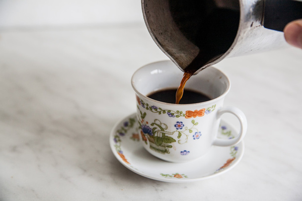 xícara de café em turke mesa de madeira
 - Foto, Imagem