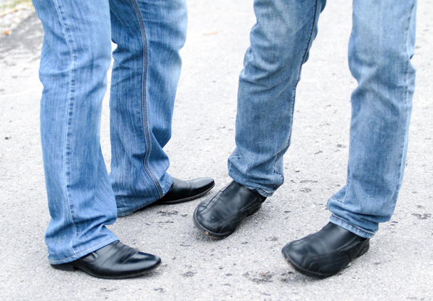 Kék farmer cipő férfi láb zár-megjelöl, mozgásba - Fotó, kép