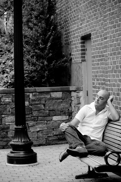 casual adam şehir bankta oturan - Fotoğraf, Görsel
