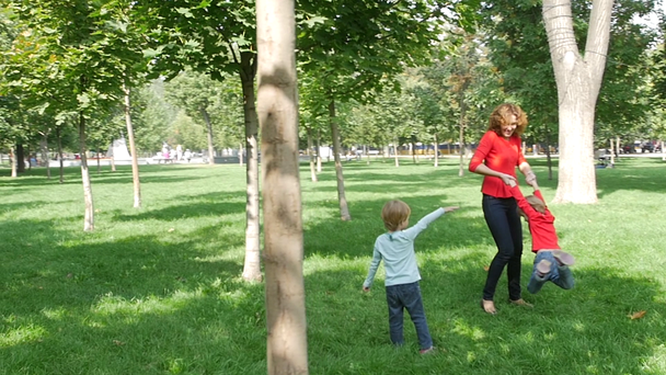 Mutlu aile: küçük kızları ile oynarken annesi. Ağır çekim - Video, Çekim