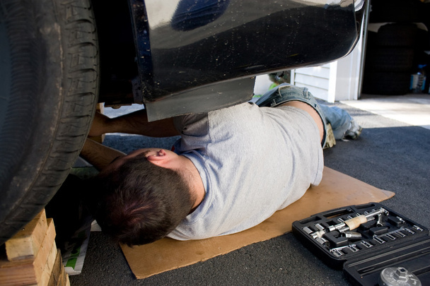 Entretien et réparations de voitures
 - Photo, image