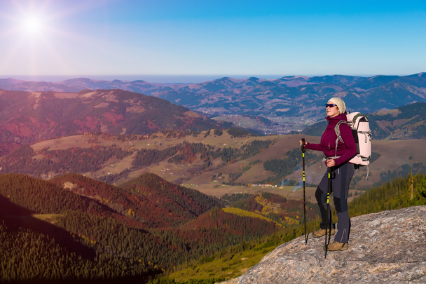 Randonneur Rester sur High Rock et vue sur la montagne avec forêt automnale et soleil brillant
 - Photo, image