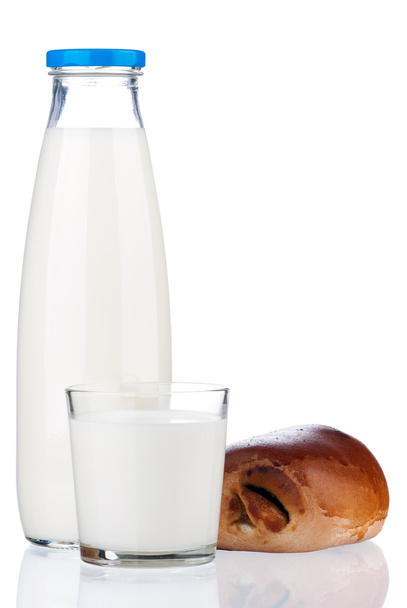 Melk en broodje met maanzaad - Foto, afbeelding