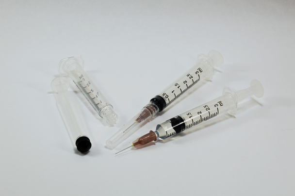 injekční stříkačka na bílém pozadí - Fotografie, Obrázek