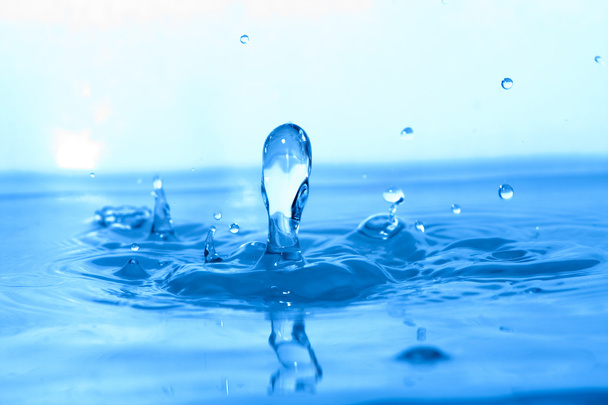 Salpicadura de gota de agua azul
 - Foto, Imagen