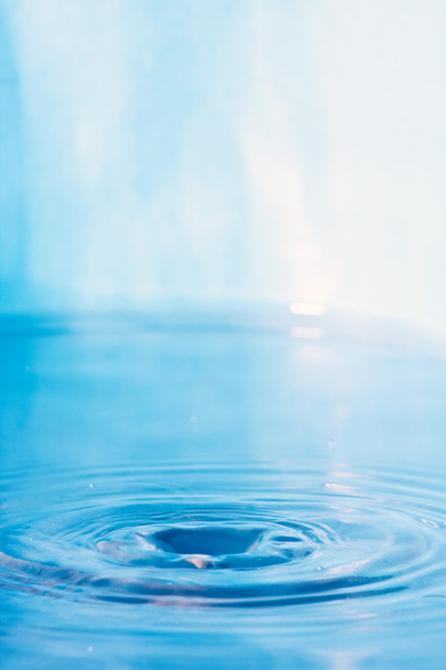 Голубая вода рябит на фоне
 - Фото, изображение