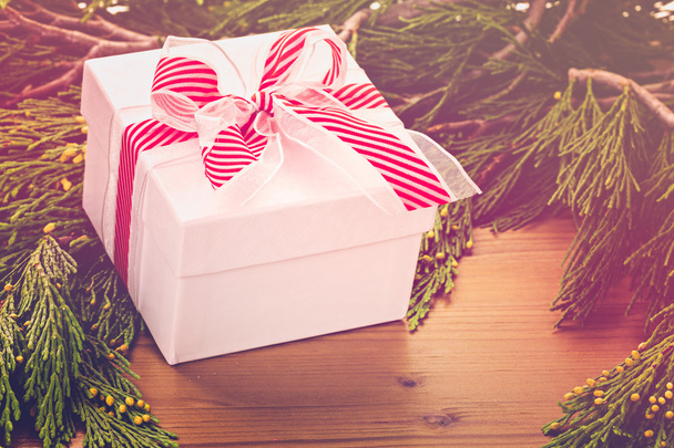 クリスマス プレゼントを赤いボックス - 写真・画像