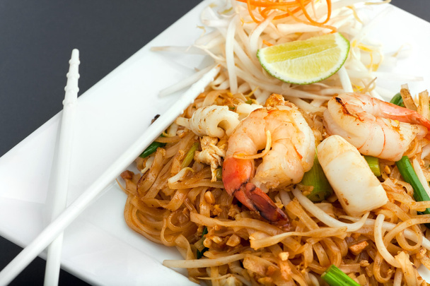 Морепродукты Pad Thai Fried Rice Noodles
 - Фото, изображение