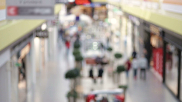 verschwommene Menschen in Bewegung, Menschen, die im Einkaufszentrum gehen, unscharf gedrehter Film - Filmmaterial, Video