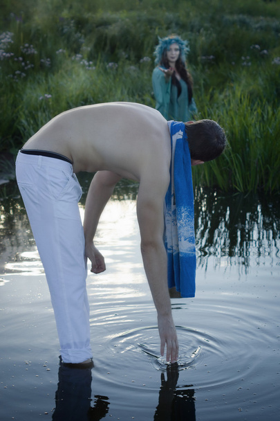 Syrenka na jezioro wywołującego człowieka - Zdjęcie, obraz