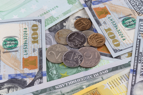 Orosz érmék feküdjön a tetején a bankjegyek - Fotó, kép