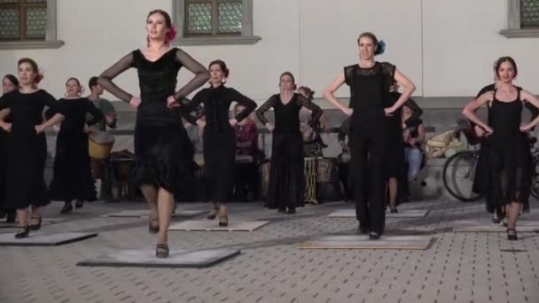 mladí a staří flamenco tanečníci a bubeník rytmus 4K - Záběry, video