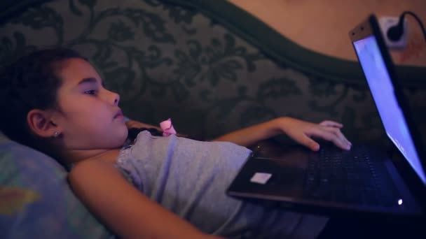dospívající dívka hrající notebook životního stylu leží na pohovce počítačové hry vyhledávání na internetu - Záběry, video
