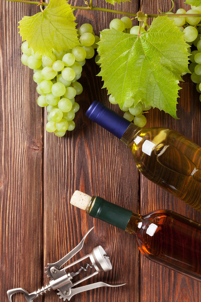 uva, bottiglie di vino bianco e cavatappi
 - Foto, immagini