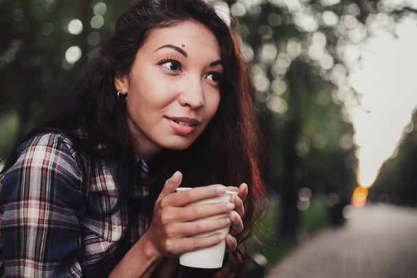 Крупный план женщины, держащей чашку кофе
 - Фото, изображение