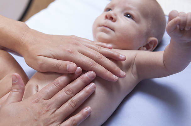 Três meses bebê menino abdômen massagem
 - Foto, Imagem